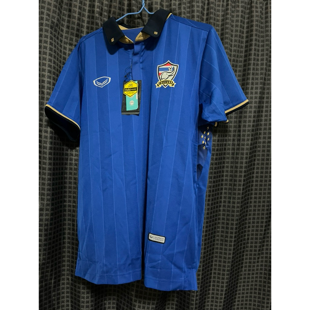Grand Sport แกรนด์สปอร์ต เสื้อฟุตบอลทีมชาติไทย 2016 รหัส 038272 น้ำเงิน แดง ของแท้ 100%