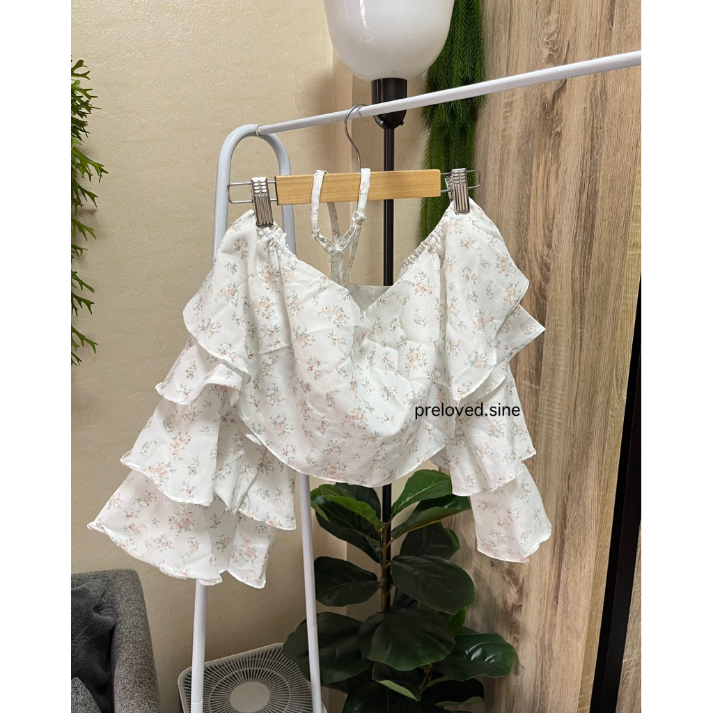 ส่งต่อ KORRA ·͜·♡เสื้อครอปเว้าไหล่แขนระบายเลเยอร์ ⛅️