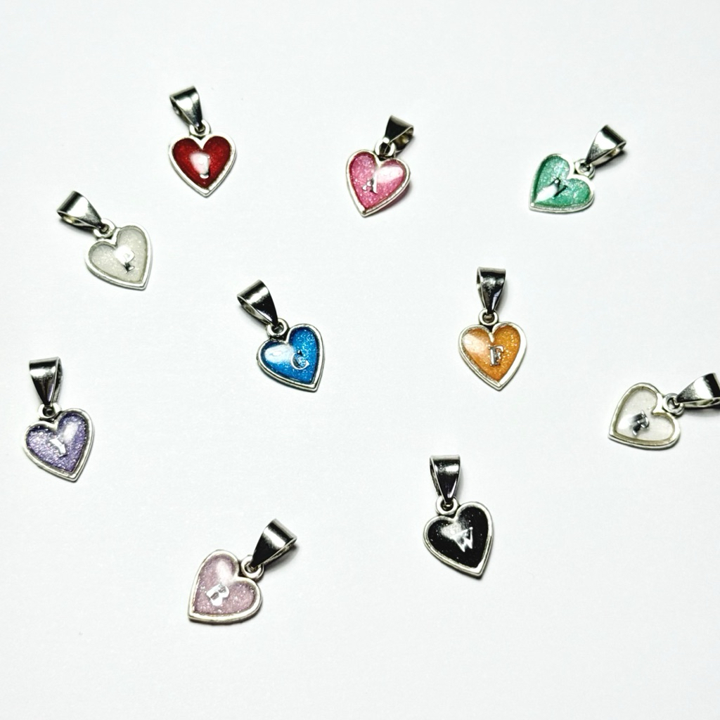 [ พร้อมส่ง ] จี้หัวใจเรซิ่นตัวอักษร A-Z ใส่ได้ 1 – 2 ตัวอักษร ( แจ้งสีได้ทางแชทหรือหมายเหตุ )