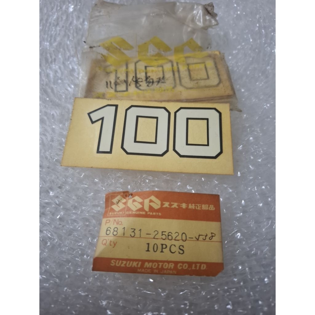 สติ๊กเกอร์ฝากระเป๋าข้าง Suzuki TS100-TS100A-TS100B-TS100K-TS100M-TS100L-TS100N-TS100C ของแท้ญี่ปุ่นใ