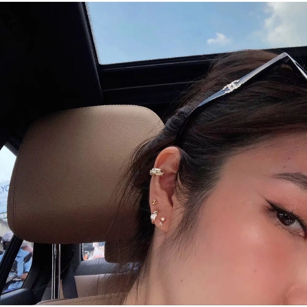 ส่งต่อต่างหู pearl drop stud ของแบรนด์ grumpy ราคาใน shop 585.-/ข้าง แถมถุงผ้าของแบรนด์ฟรีค่ะ