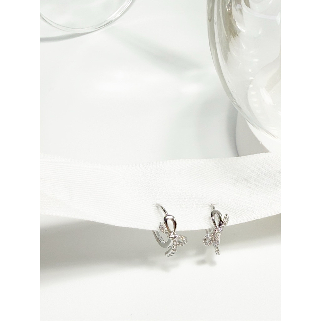Claire&Kos - ต่างหูห่วงโบว์คริสตัล cz สลับเรียบ 1 cm.