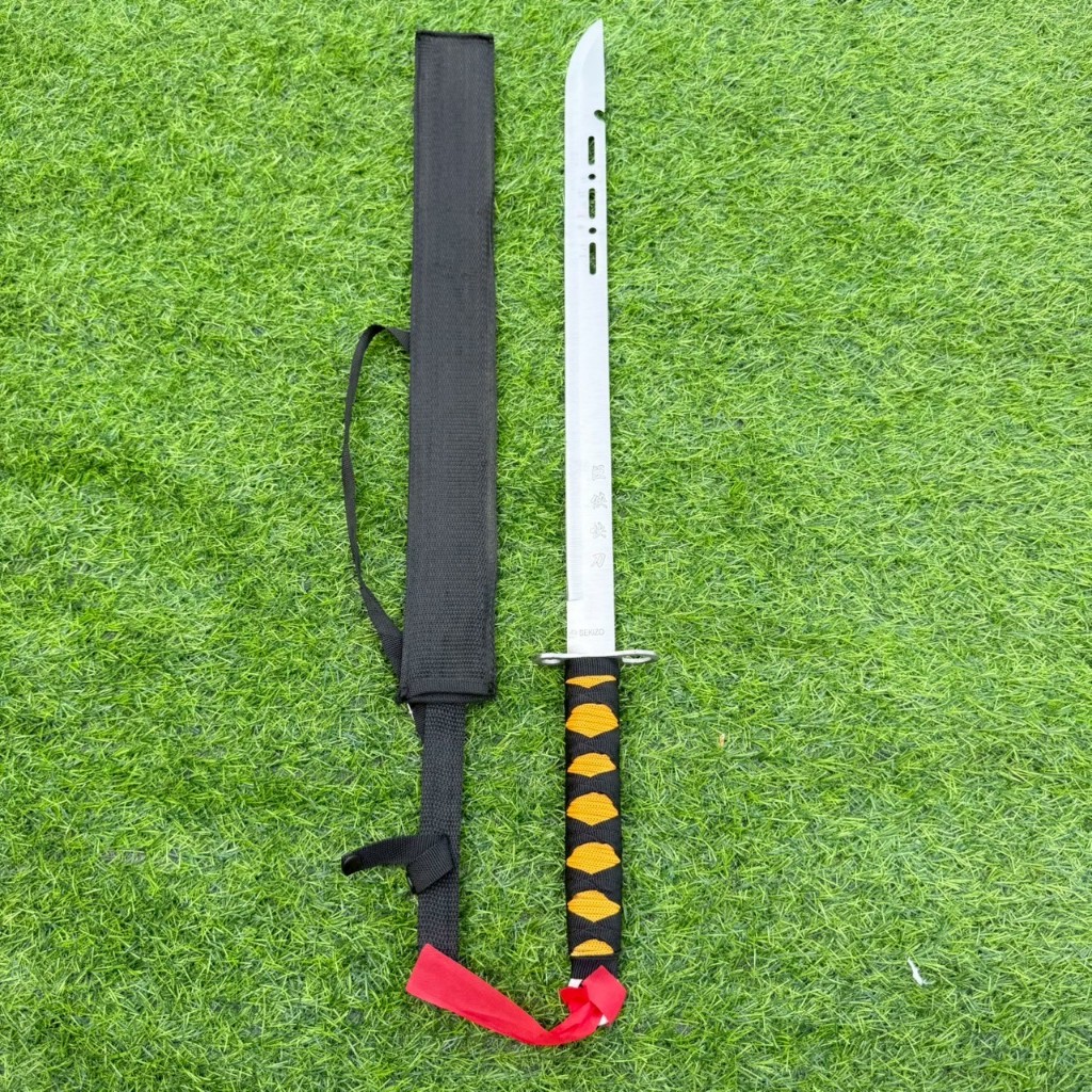 SAMURAI 70 cm. ใบสแตนเลส ผ้าแดง ใบเจาะพอดสวยงาม ยามรวมด้าม 70 เซนติเมตร มีดดาบ ดาบ มีดปลายแหลม มีดยาว ซามูไร