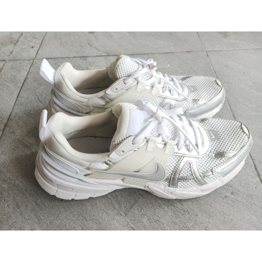 รองเท้า Nike  V2K Run ไซส์ 39 ยาว 24.5 พร้อมกล่องส่งต่อใหม่มาก