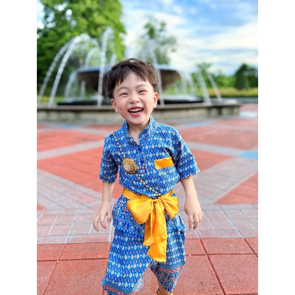 ND พร้อมส่ง  ชุดไทยเด็ก กนก ในชุด มี 3 ชิ้น เสื้อคอราชประแตน กระดุมคอด้านหน้า จุง ผ้าคาด