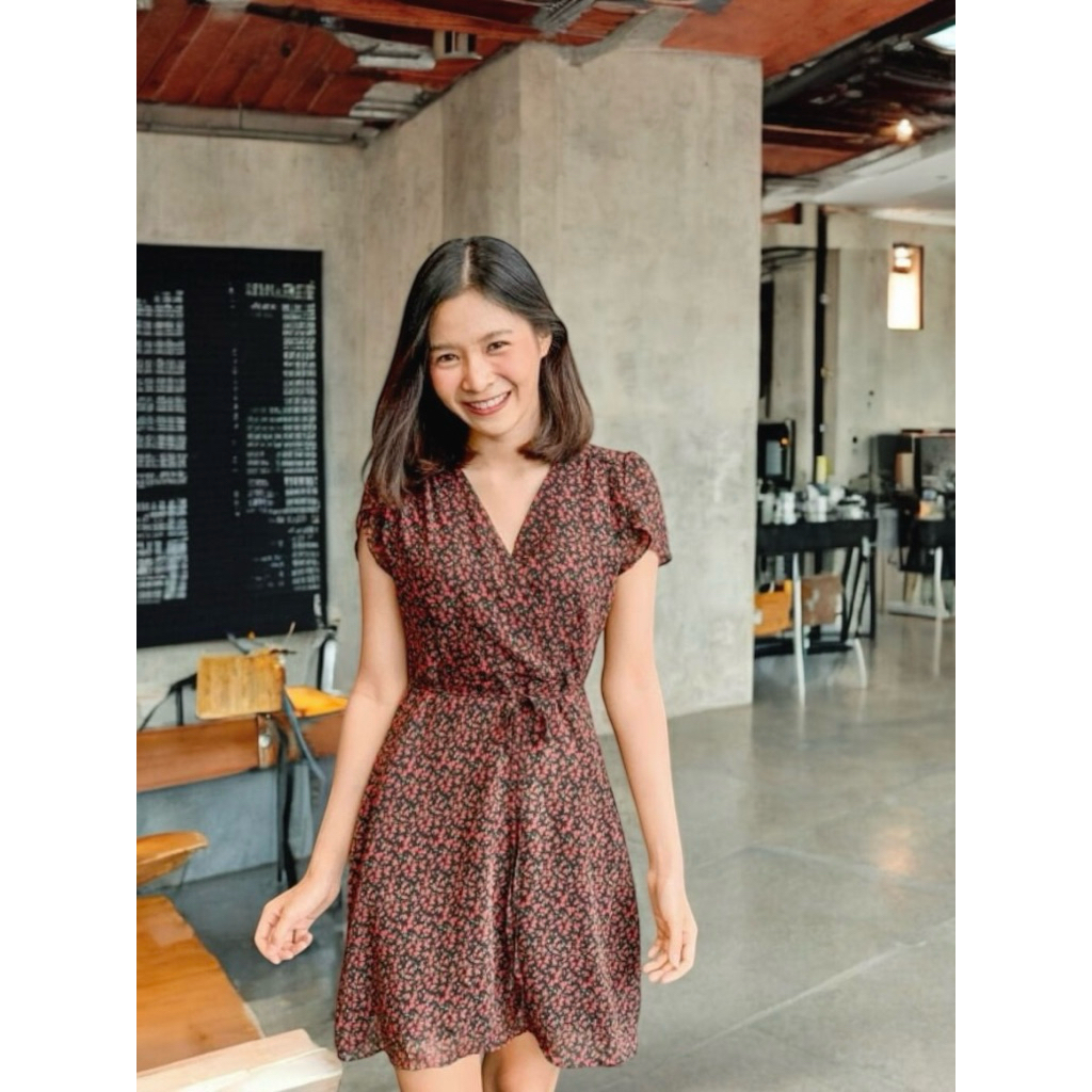 “ขายดีต่อเนื่อง” เดรสแขนบัว เดรสแขนสั้น เดรสลายดอก เดรสเกาหลี ชุดเข้ารูป ใส่ทำงาน ใส่เที่ยว ไปเดท (S-4XL)