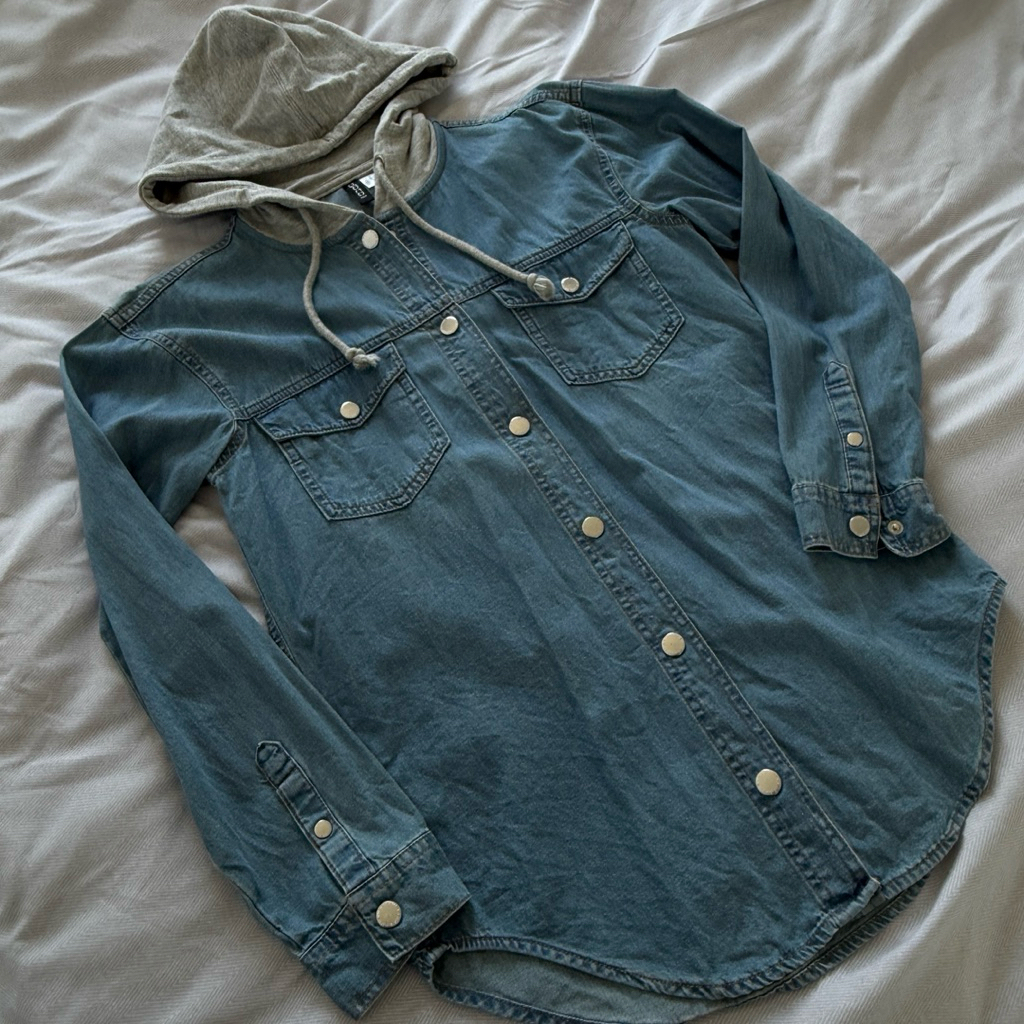 H&M DIVIDED เสื้อยีนส์ แขนยาว มีฮู้ด unisex size eur 32 (อก36”) มือสอง สภาพ 95%