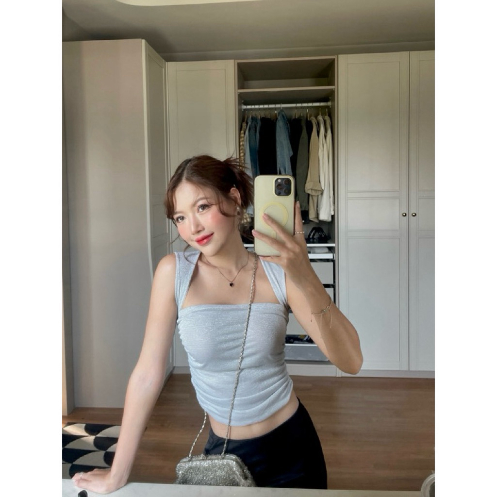 brand : Me.instyle เสื้อกล้ามครอปเบสิค ขายสีฟ้านะคะ💙  ผ้าGlitter จับย่นด้านข้าง