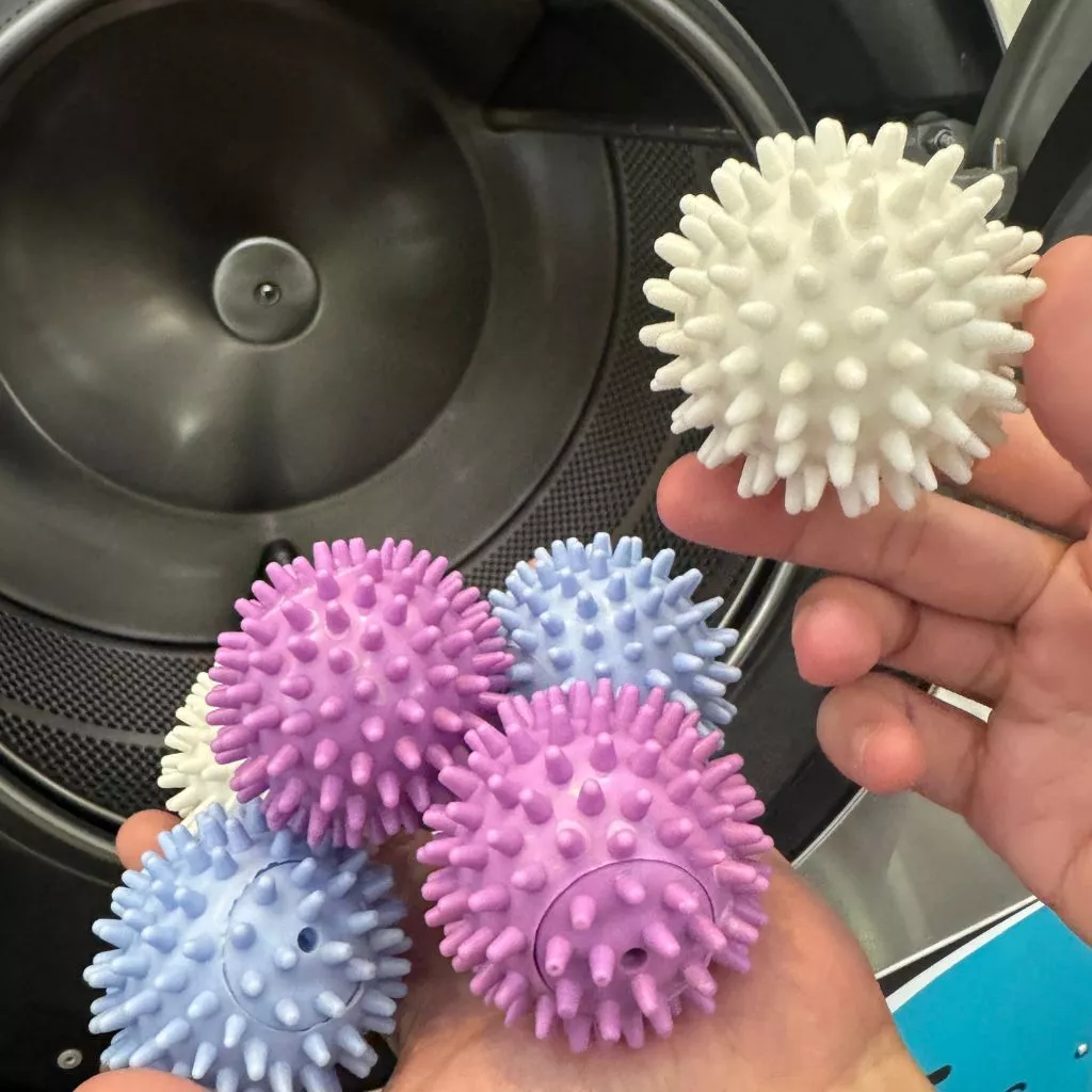 (แพค6ชิ้น)ลูกบอลซักผ้าหนาม ลดรอยยับ ถนอมผ้า Dryer Balls ไม่ต้องใช้น้ำยาปรับผ้านุ่ม เพิ่มแรงเหวี่ยง ช่วยให้ผ้าสะอาดขึ้น
