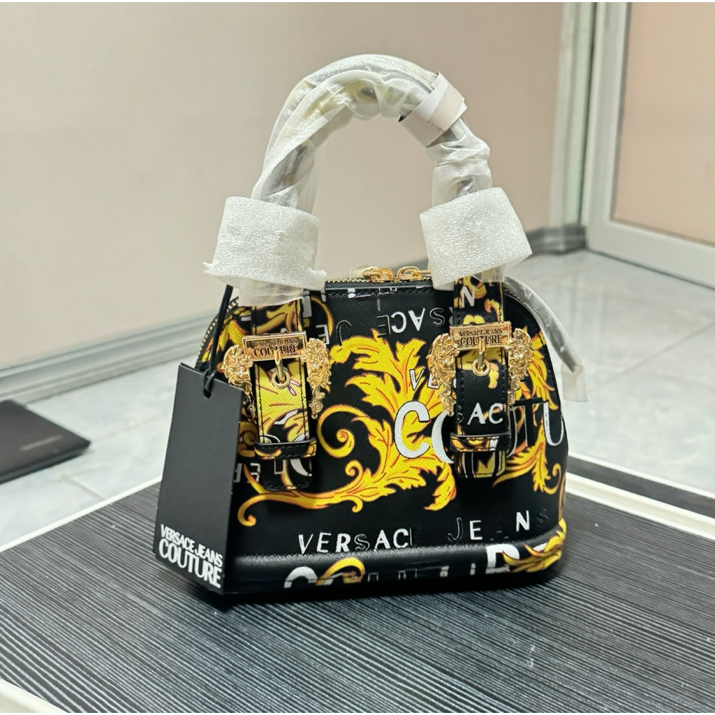 ✅ พร้อมส่ง ❤️ Versace Jeans Couture Versace แท้💯 Jeans Couture Graffiti Printed Zipped Tote Bag