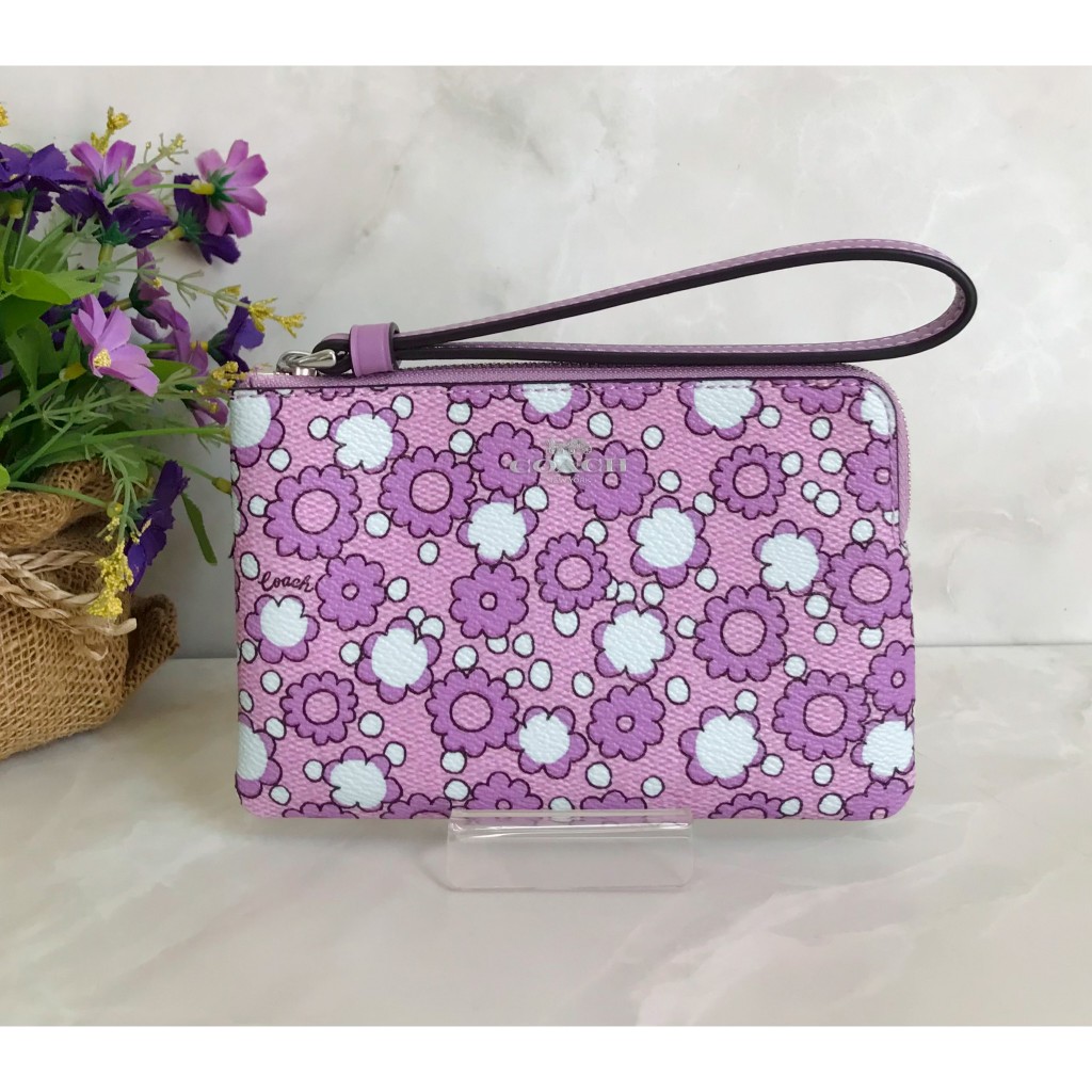 🎀 คล้องมือ 1S CBP28 F58035 58035 CORNER ZIP WRISTLET IN SIGNATURE CANVAS