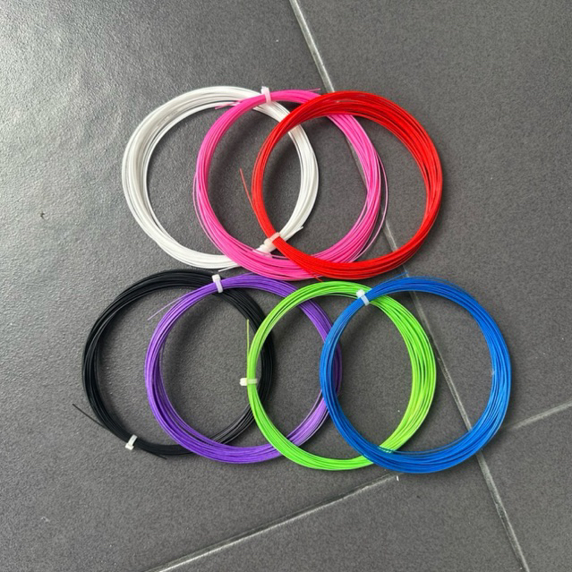 เอ็นไม้แบดมินตัน Badminton string  เส้นเล็ก  ขนาด 0.66 mm สปริงดี เสียงเพราะ ขึ้นได้สูงสุด 30 ปอนด์