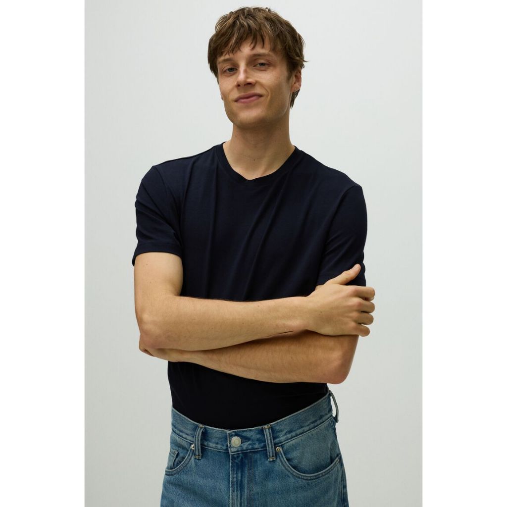 H&M(เอชแอนด์เอ็ม) เสื้อยืดทรง Slim Fit คอ Round-neck ผู้ชาย 0570002_19