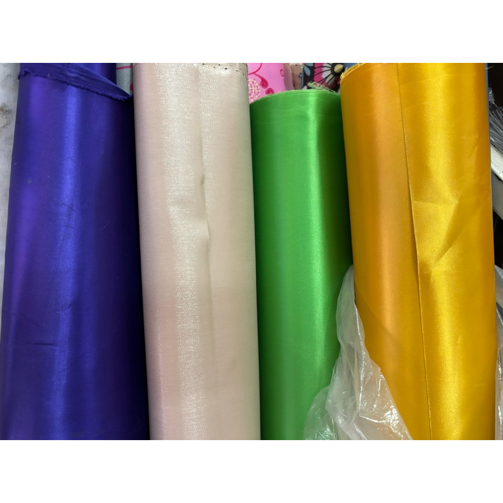ผ้าปูโต๊ะ เครือบยางพาราสีพื้น แบบเย็บกุ้นขอบอย่างดี ทำจากผ้าชาตินเครือบยางพารา กันน้ำ กันความร้อนได้ดี ทนต่อรอยขีดข่วน