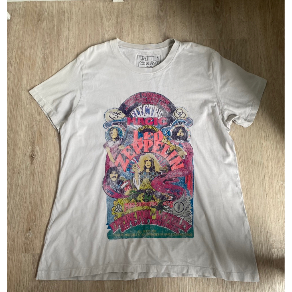 รหัสC1 เสื้อLed Zeppelin สภาพ: 9/10 ขนาด: 44 นิ้ว  ตำหนิ: เปื้อน 2จุดเล็กตามภาพ ราคา: 220บาท 💖