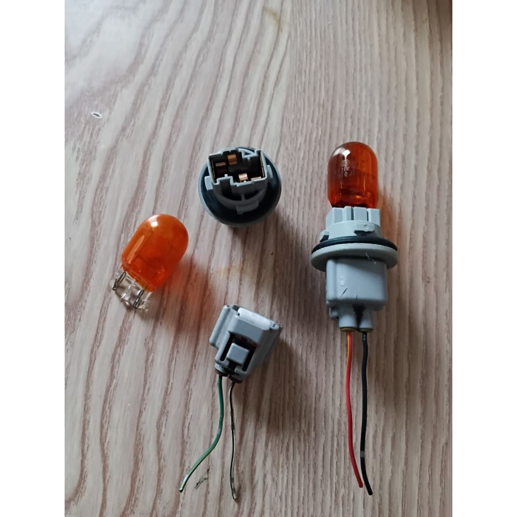 หลอดไฟเลี้ยวพร้อมปลั๊กสายไฟ T20