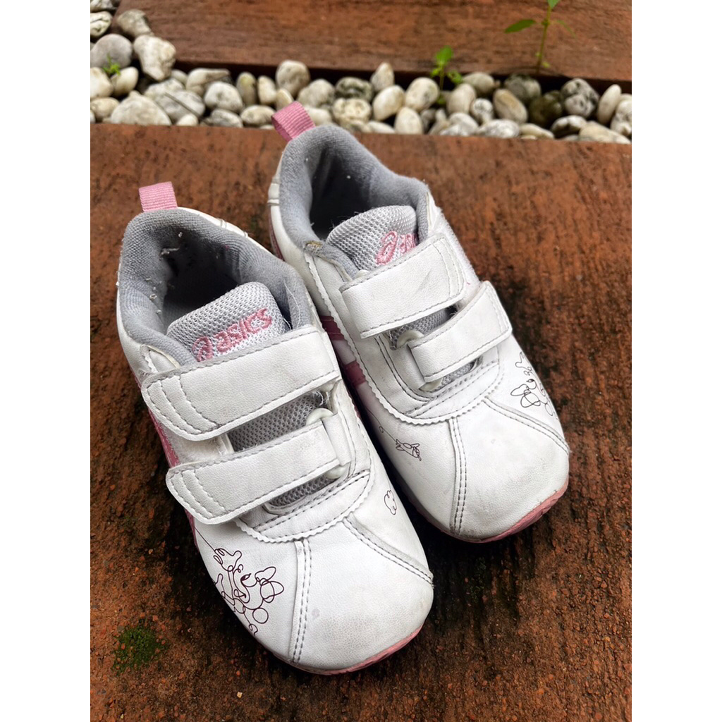 รองเท้าผ้าใบ Asics มือสองสภาพดี