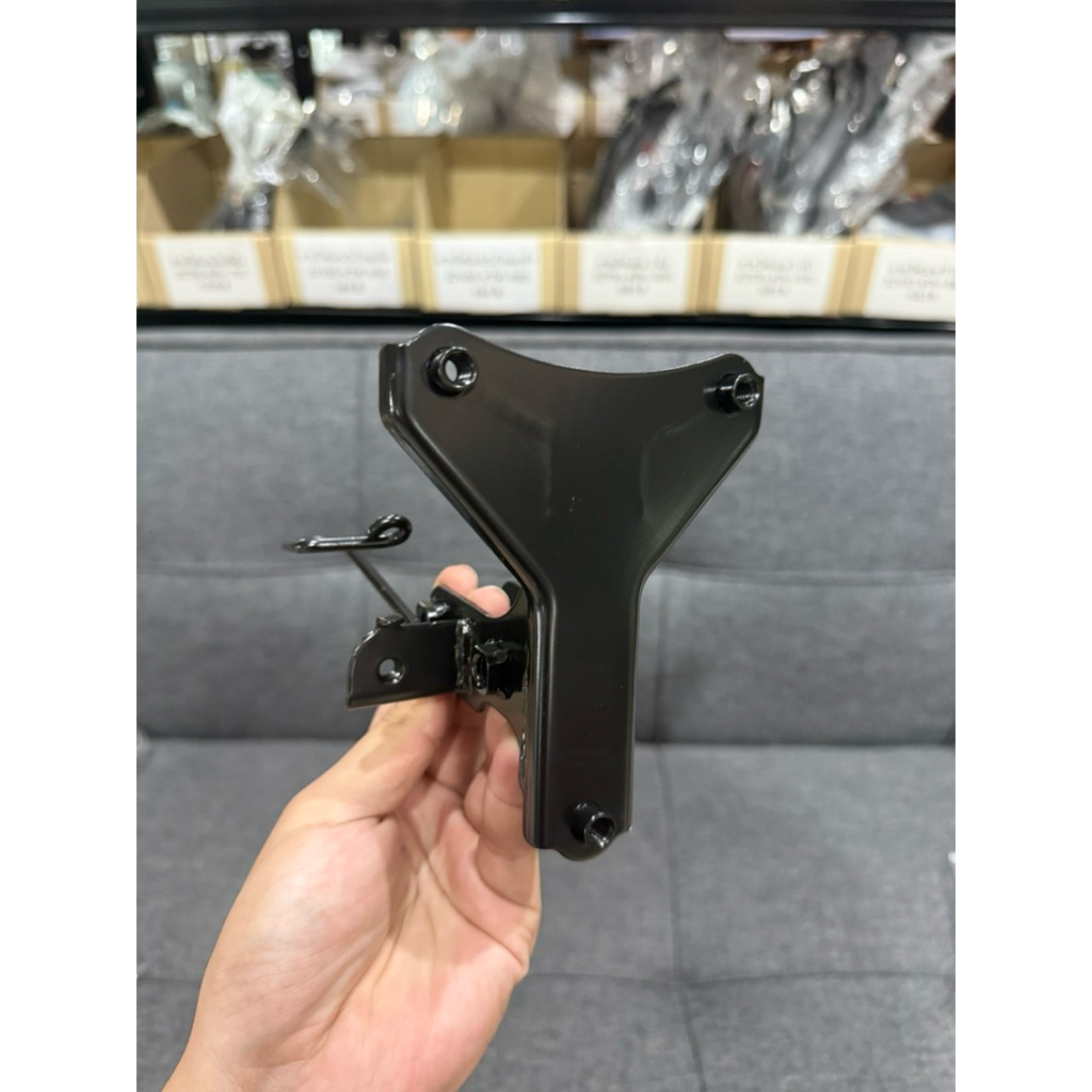 เหล็กยึดตะกร้าเวฟ125S,R หัวเถิกหน้าแหลม สามเหลี่ยมบังแตร แท้เบิกศูนย์ *64221-KPH-950*