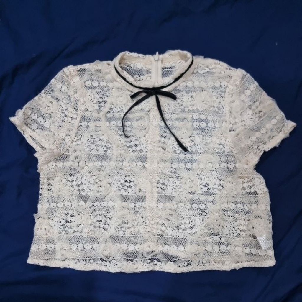 Cupid's Kiss เสื้อครอปลูกไม้คอปีนสีครีมงานสวย used