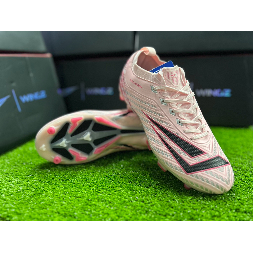 {รับประกันสินค้าของแท้100%} รองเท้าฟุตบอลสตั๊ด Wingz Mugen รองท็อป สีชมพูอ่อน