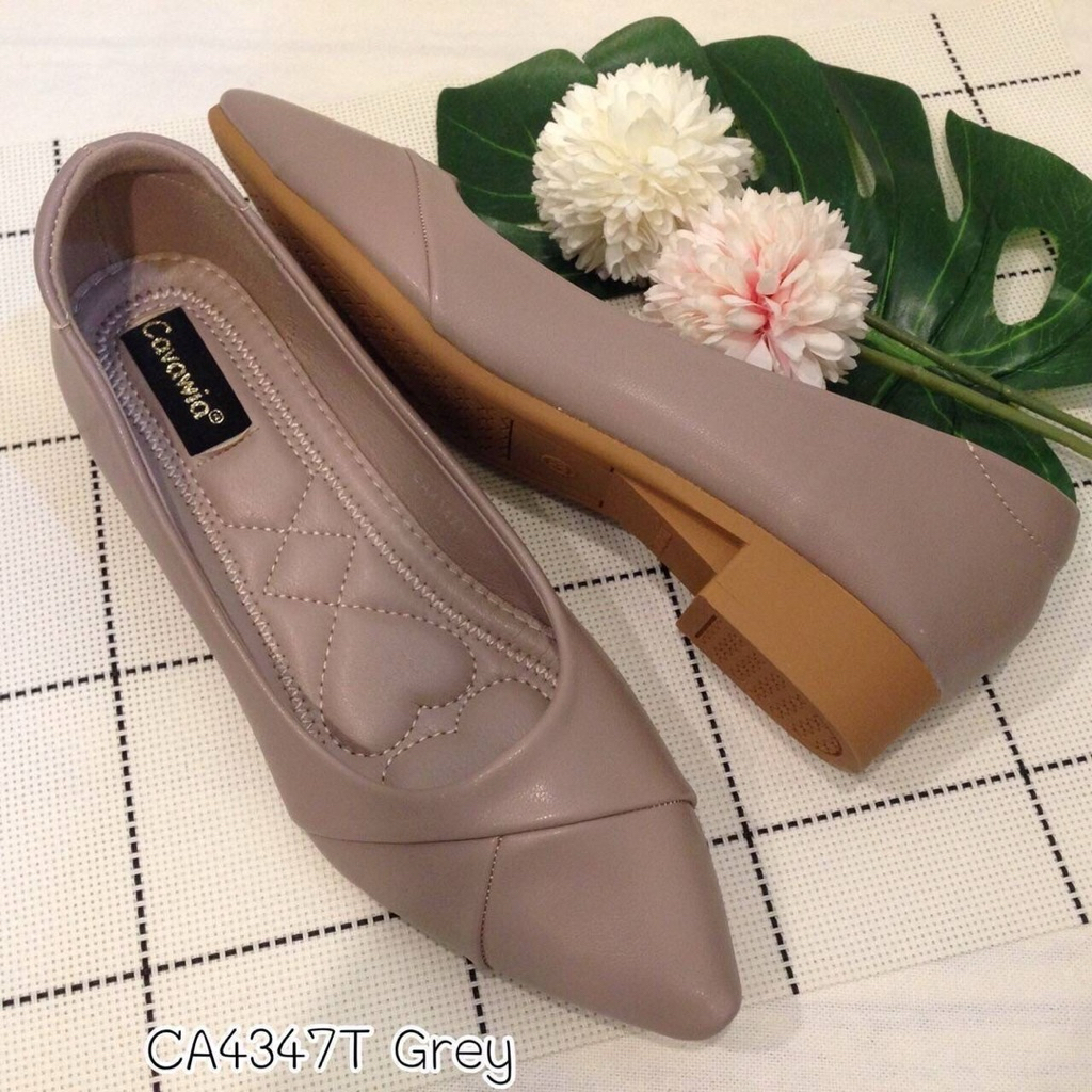 รองเท้าหัวเเหลม ยี่ห้อ cawavia สนใจสอบถามสินค้าทางอินบล็อคไเ่เลยค่ะ