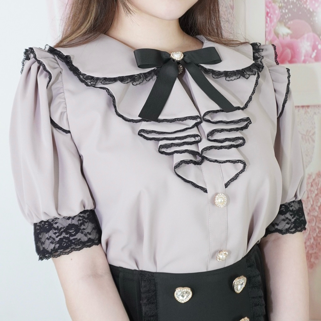 Rozalin Wavy Doll Blouse เสื้อเบลาส์แขนสั้นตกแต่งลูกไม้พร้อมโบว์เข็มกลัด