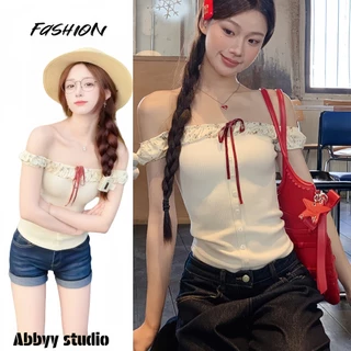 ZIRA พร้อมส่ง✨เสื้อยืดเสื้อปาดไหล่สวยๆผู้หญิงมีเชือกผูกได้ ลายดอกไม้ แต่งกแขนระบายเก๋ไก๋ เสื้อยืดโชว์ไหล่ สไตล์เกาหลี