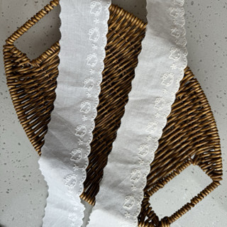 ลูกไม้แต่ง ขนาด 4.5 cm. ปัก KT น่ารัก วัดตัดครั้งละ 1 หลา สา…