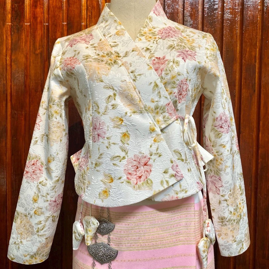 เสื้อปัดเจ้านางลายดอกไม้