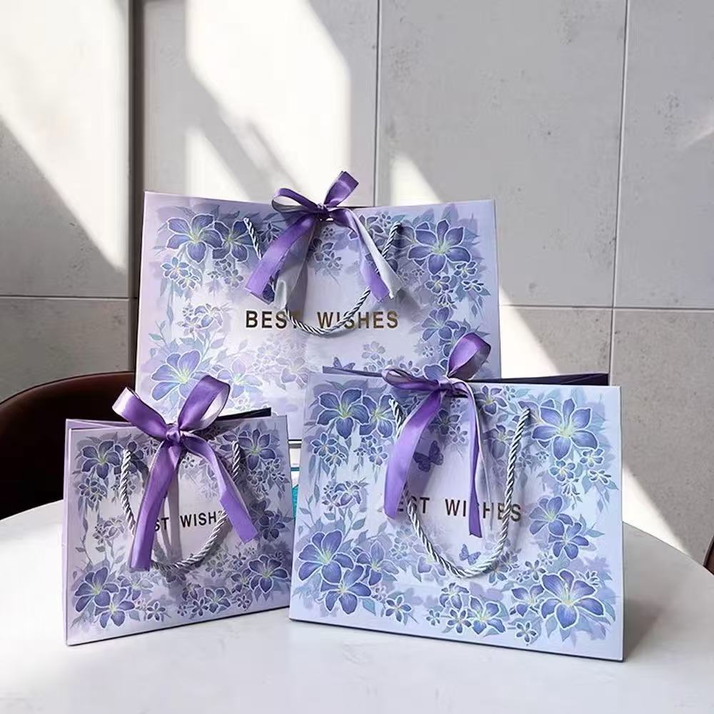 ✅พร้อมส่ง✅ถุงกระดาษสวย หูหิ้ว ใส่ของขวัญ ของรับไหว้ สีม่วงลายผีเสื้อดอกไม้ ผูกโบว์2เส้น