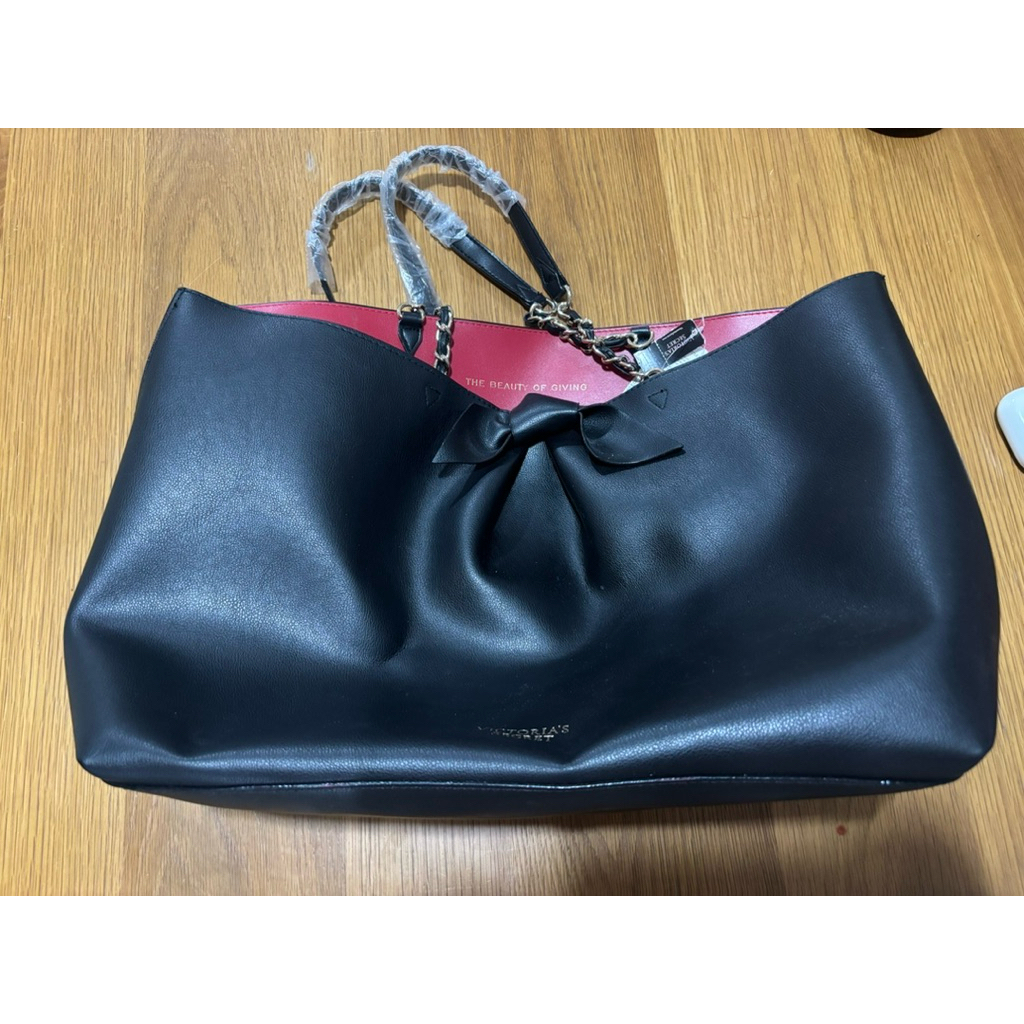 กระเป๋าสีดำใบใหญ่มาก ของ Vitoria’s secret The beauty of giving สวยคุ้ม