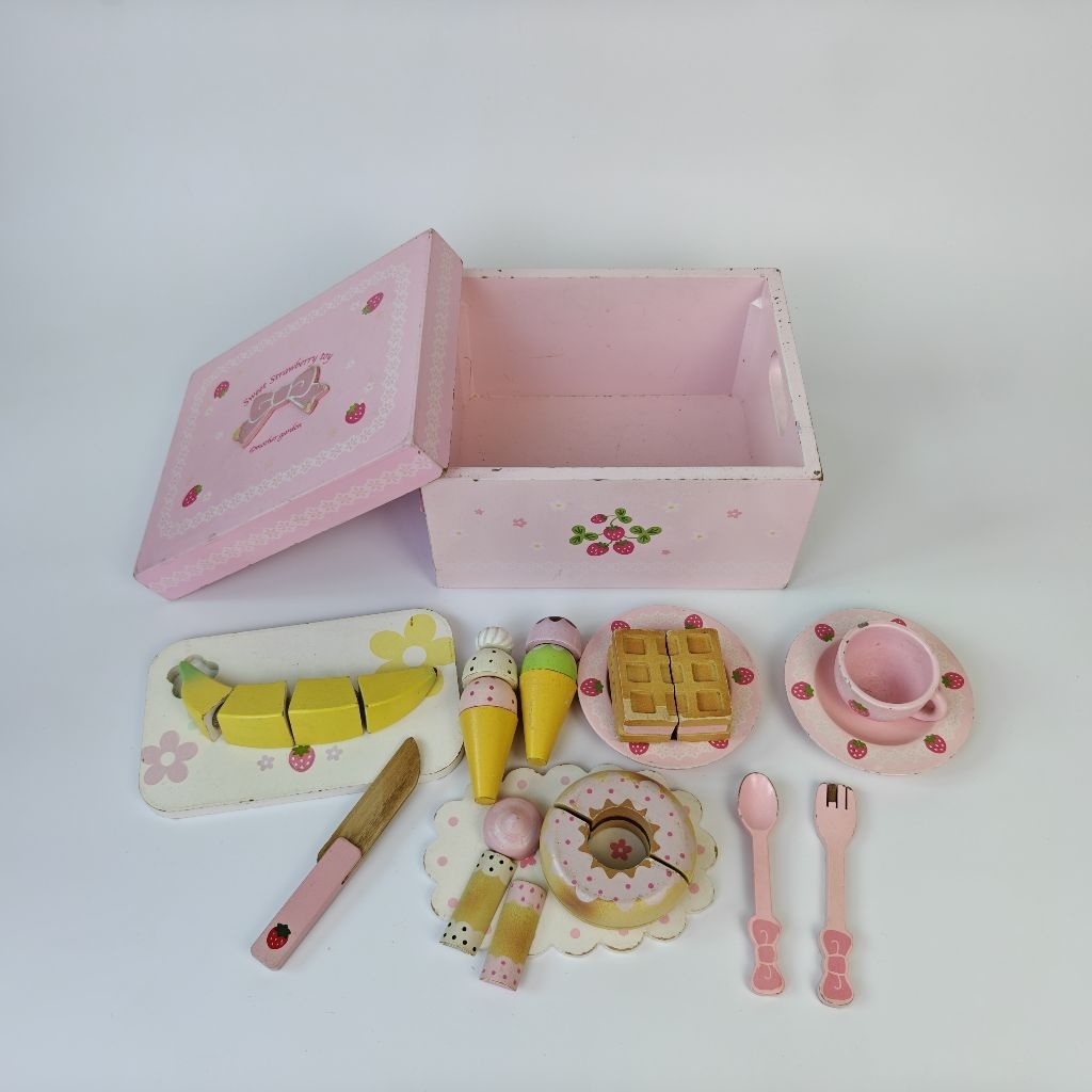 อาหารไม้สตอเบอรี่ Mother Garden มือสอง ครัวสตอเบอรี่ อาหารไม้ ขนมไม้ ของเล่นอาหารไม้ อาหารไม้ Meliss