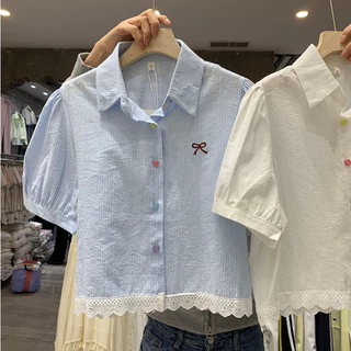 🌻Grace🌻 โบว์ปักสไตล์เกาหลีหวานๆ เสื้อเชิ้ตแขนสั้นฤดูร้อนสำหรับผู้หญิง เสื้อเชิ้ตติดกระดุมสีสันสดใส w635/99129