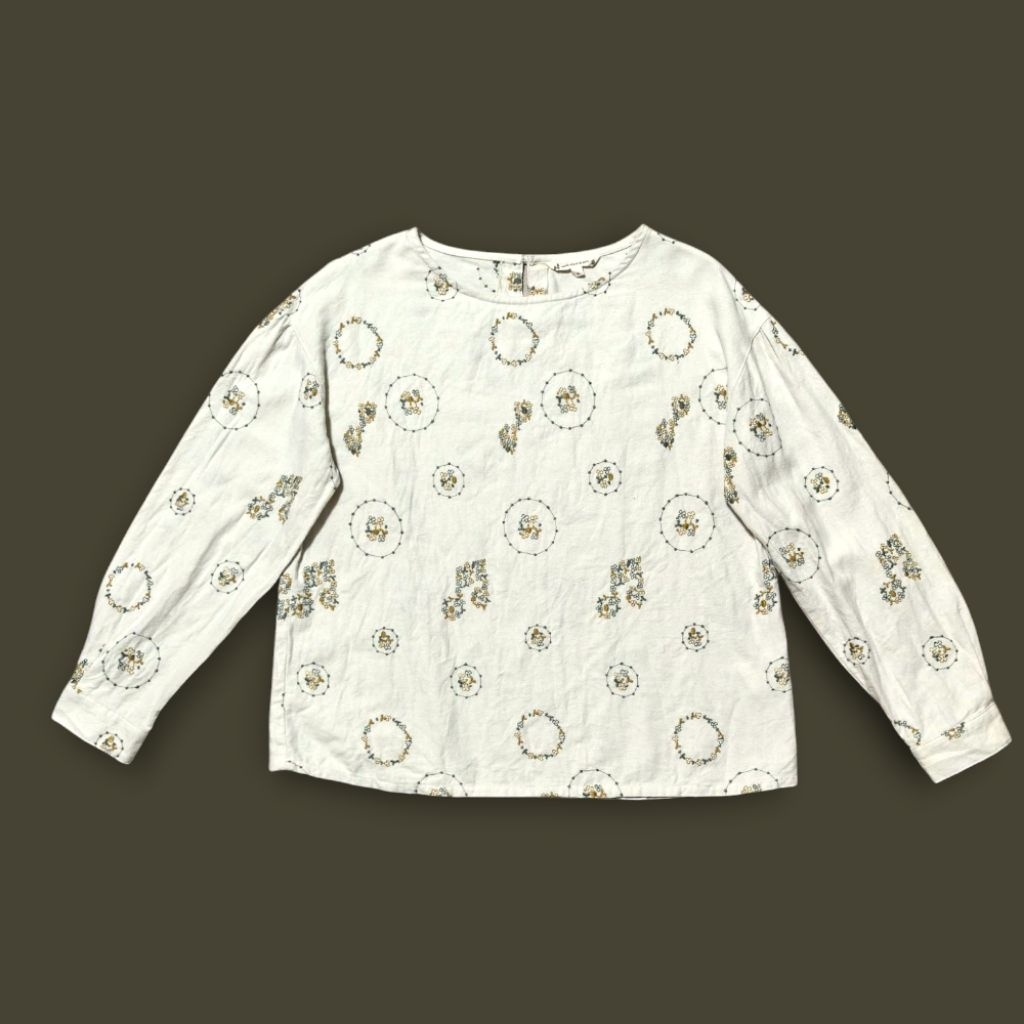 north object de petit... เสื้อคอกลม ไซส์ M สีครีม แขนยาว ผ้าคอทตอน งานปักลาย มือสอง