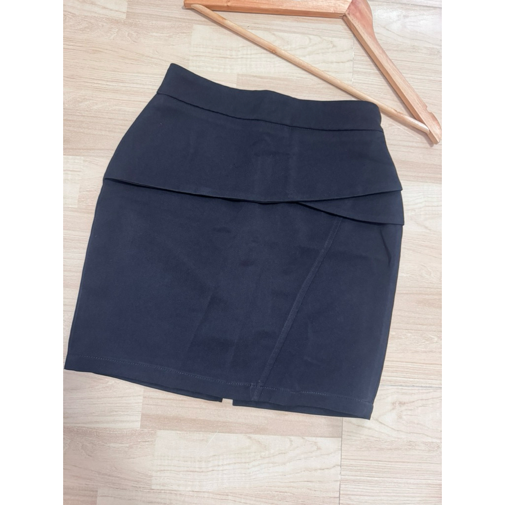 กระโปรงดำแต่งระบายขอบสีดำสนิท เอว 27 28 นิ้ว ยาว 18 นิ้ว