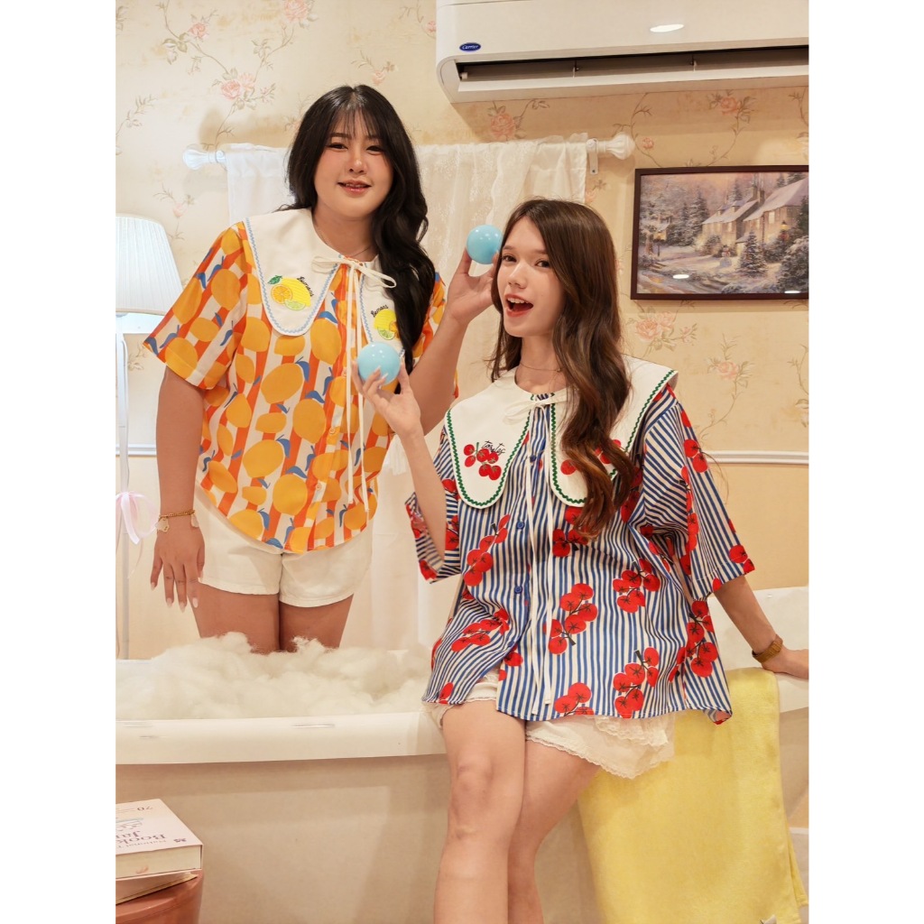 เสื้อแขนสั้นพิมพ์ลายเนื้อผ้าคัลตอล แต่งปกกุ้นรอบปกเพิ่มลายปักสุดคิ้วท์