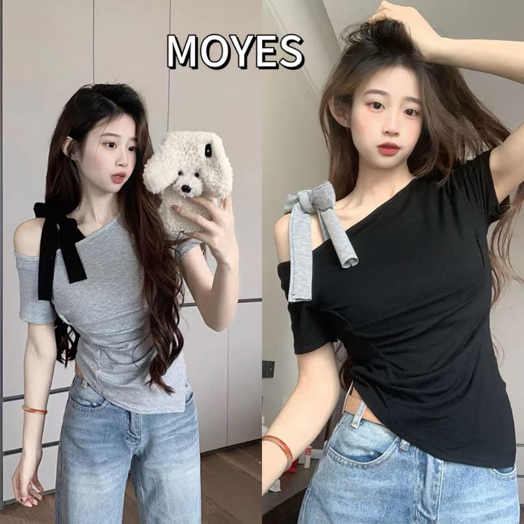 MOYES🔥พร้อมส่ง💗เสื้อยืดคอเฉียงสีเทาผูกโบว์แขนสั้นสำหรับผู้หญิงในฤดูร้อนพร้อมจีบไม่สม่ำเสมอและเสื้อเปิดไหล่
