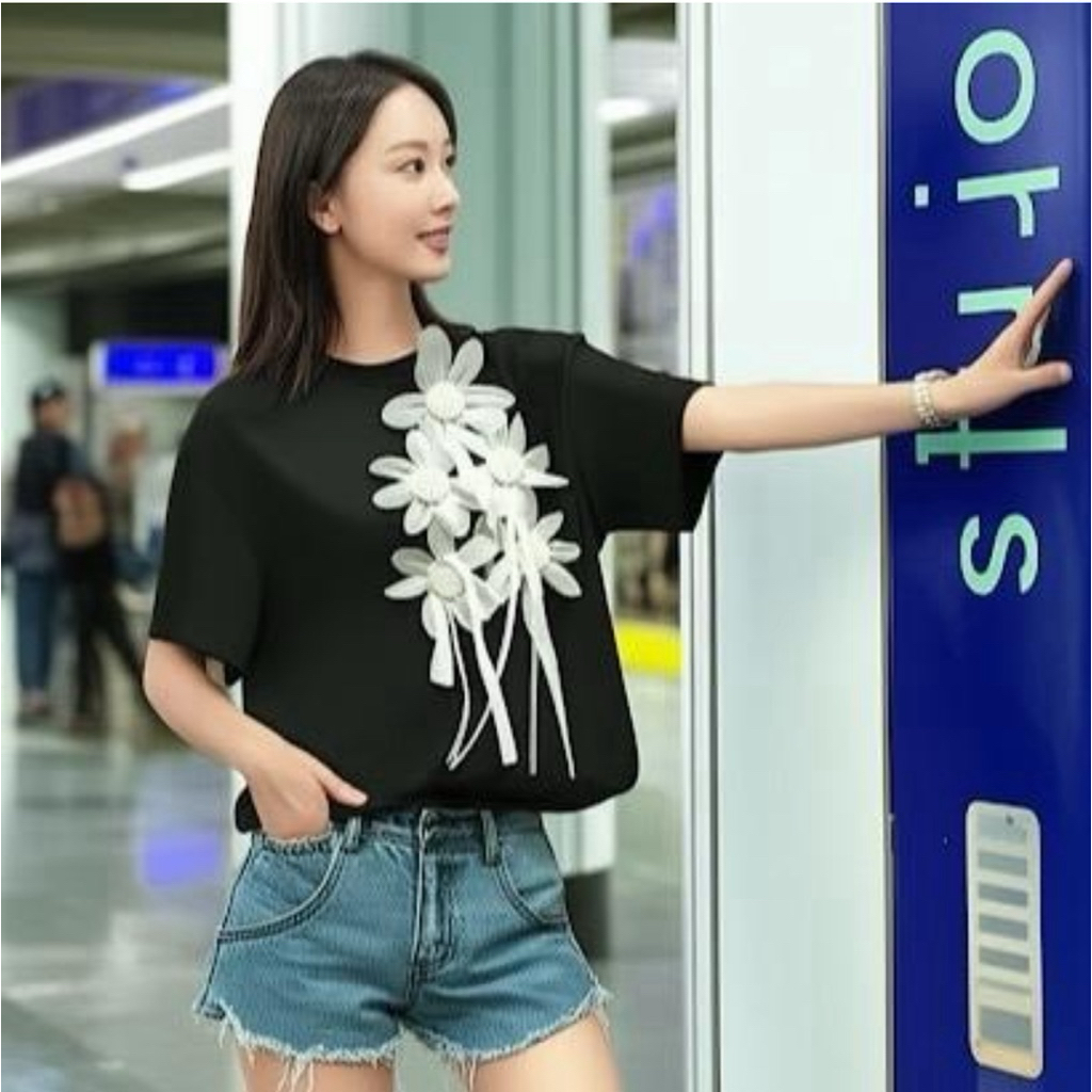 เสื้อยืด เสื้อแฟชั่น งานป้าย Jew_Berry [#8187] เสื้อยืดสีพื้นแขนสั้น อกขวาตกแต่งดอกไม้กลีบผ้าแก้วเกสรมุก5ดอก