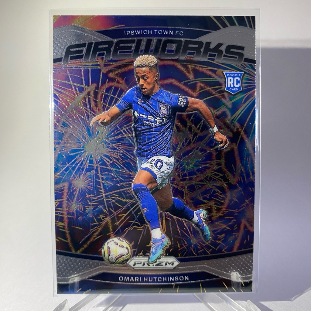 รวมการ์ดนักฟุตบอลสำหรับสะสม OMARI HUTCHINSON, RC, IPSWICH TOWN, FIREWORKS, PANINI PRIZM 2025