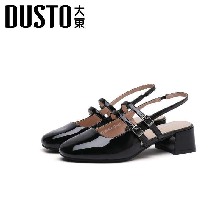 DUSTO หัวเหลี่ยมสีแดงกานาร์เน็ตเงางาม สายคาดคู่หัวเข็มขัดทอง เปิดส้นสวมง่าย เหมาะทั้งทำงานและออกงาน