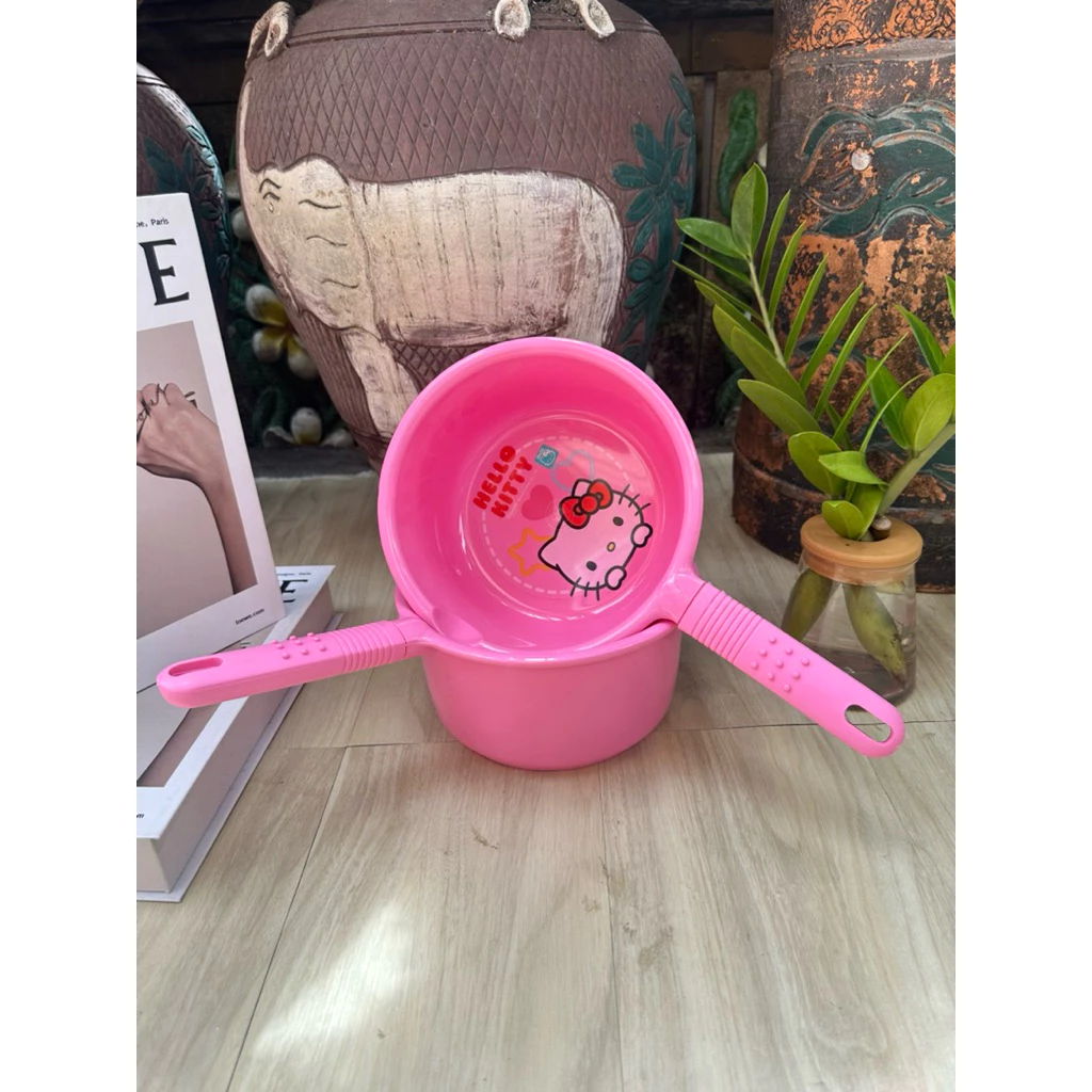 ขันน้ำ ขันตักน้ำ ขันน้ำมีด้าม Super lock กระบวยตักน้ำ ลาย Kitty ลิขสิทธิ์แท้ 100%