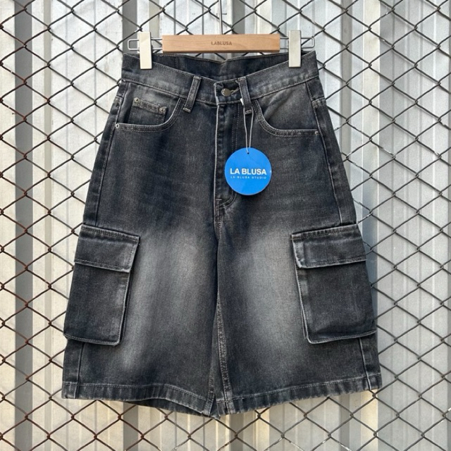 LABLUSA - LBS257 กางเกงขา4ส่วน เเต่งกระเป๋าคาร์โก้ ความยาวคลุมเข่า (Unisex)