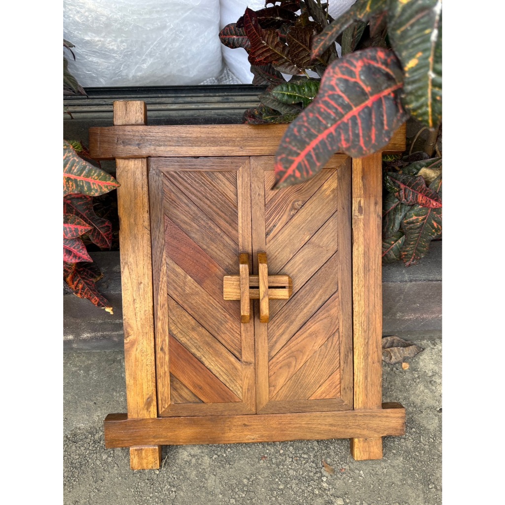 กระจก ไม้สัก กว้าง 52 cm สูง 62 cm หนา3cm  2 ลาย กระจกสเงา กระจกไม้ กรอบไม้สัก แบบโบราณ เปิดปิดบานได้ แขวนติดผนัง