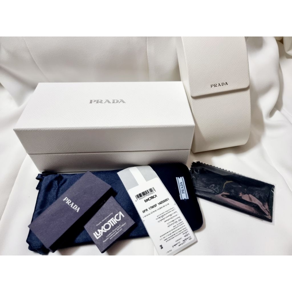 แว่นกันแดด Prada glasses