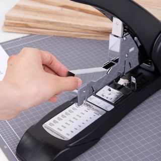 Deli เครื่องเย็บกระดาษ (คละสี 1) รุ่นประหยัดแรง 210 แผ่น อุปกรณ์สำนักงาน Heavy Duty Stapler