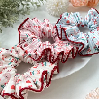 Lamoonist scrunchie • Cherries, bows, and berries