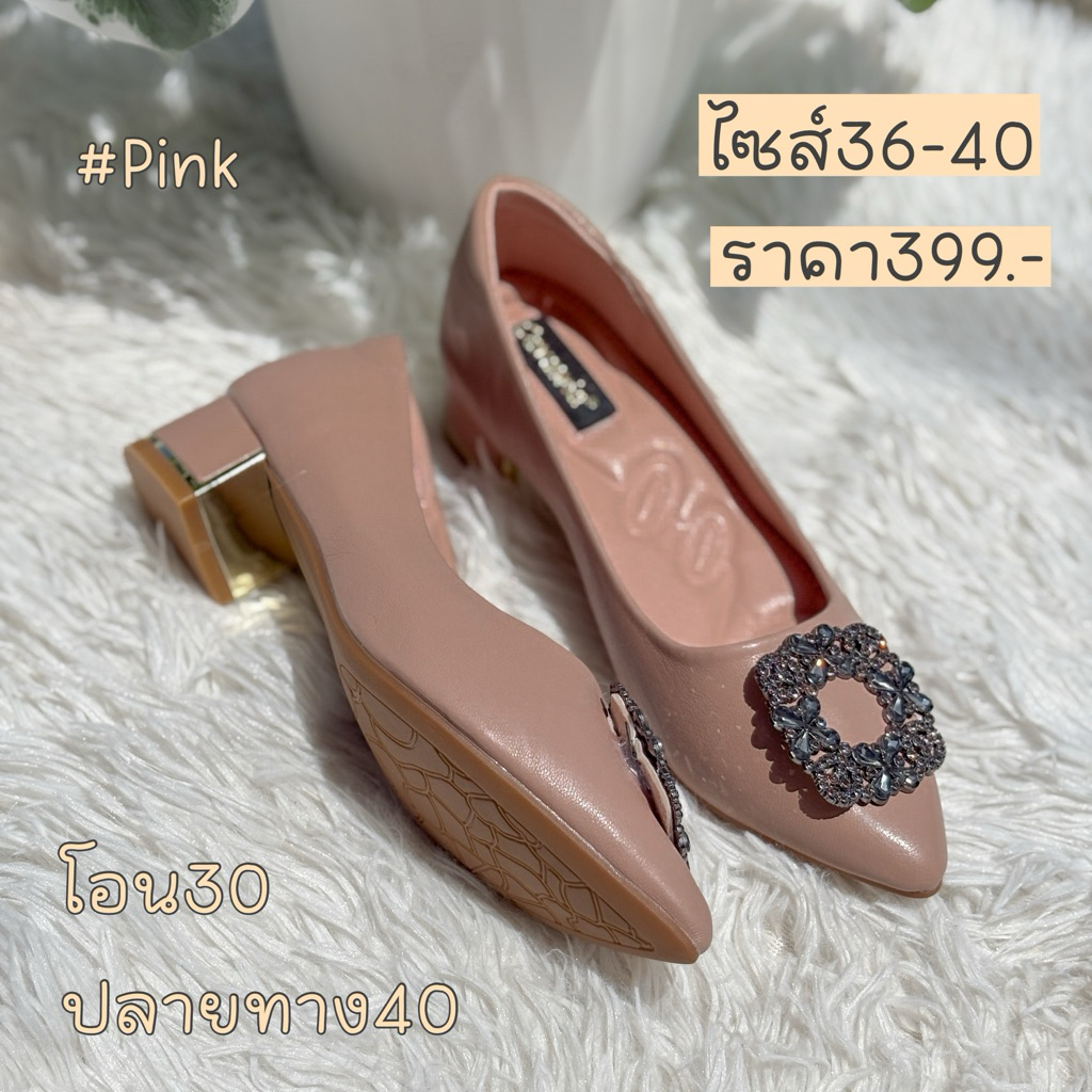 รองเท้าคัทชูรุ่นCavawiaแต่งด้วยเพชรสี่เหลี่ยม