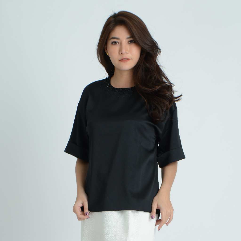 GSP จีเอสพี เสื้อเบลาส์ ผ้าเครปทวิล สีดำ แขนสามส่วน แต่งปักเลื่อมช่วงคอ SL48BL