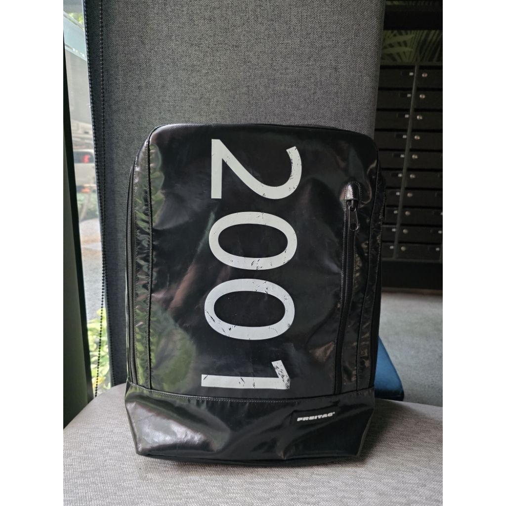 Freitag F306 Hazzard ผ้าดำล้วนสกรีนเลข 2001 มือ 1 tag ตัดจากร้าน