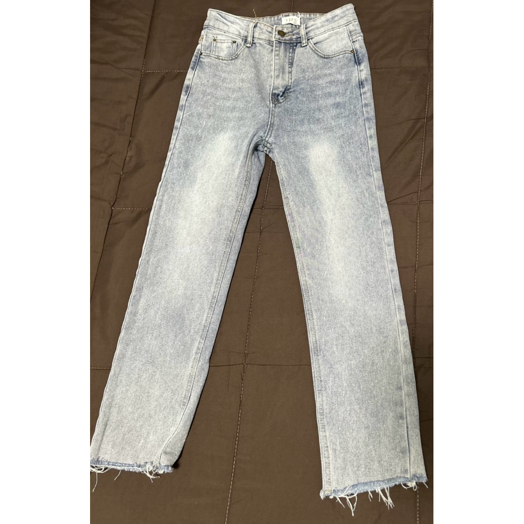 (มือสอง)กางเกงยีนส์ขายาวกระบอกเล็กสีอ่อน ป้าย Liza studio